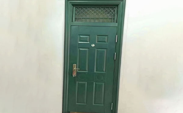 阿拉山口学校教室门