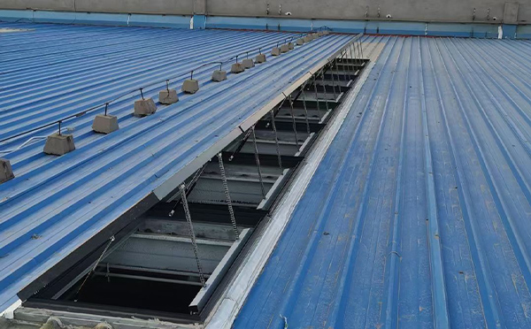 某城市大型商业综合体中庭阿拉山口排烟窗工程